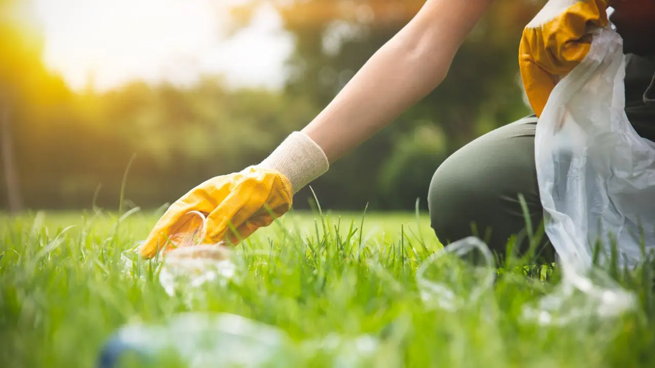 melakukan aksi nyata mengubah lingkungan